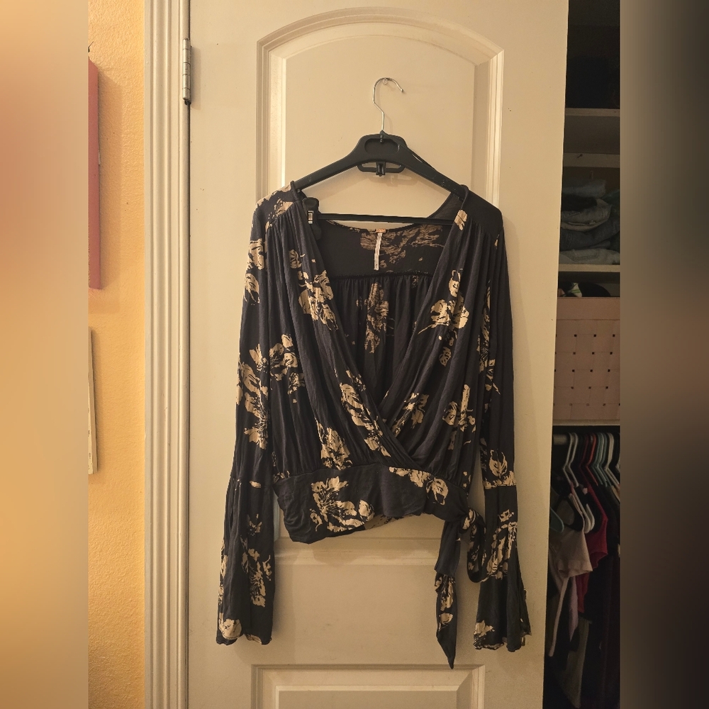 Free People Bell Sleeve Top Sz M Gray With Tan Floral